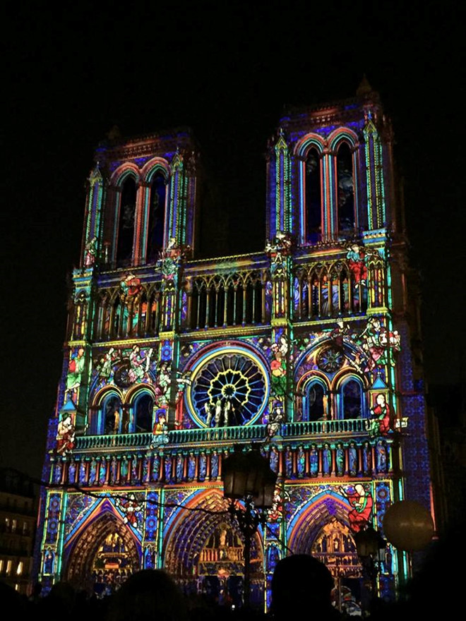 chay lon tai nha tho duc ba paris du hoc sinh viet tai phap bang hoang