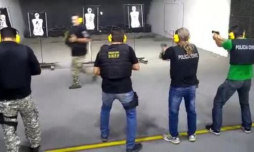 Cảnh sát Brazil đứng trước làn đạn để huấn luyện học viên canh sat brazil dung truoc lan dan de huan luyen hoc vien