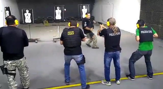 Cảnh sát Brazil đứng trước làn đạn để huấn luyện học viên canh sat brazil dung truoc lan dan de huan luyen hoc vien