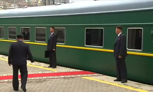 Tàu chở Kim Jong-un dừng lệch thảm đỏ khi đến ga ở Nga tau cho kim jong un dung lech tham do khi den ga o nga