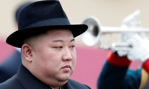 Tàu chở Kim Jong-un dừng lệch thảm đỏ khi đến ga ở Nga tau cho kim jong un dung lech tham do khi den ga o nga