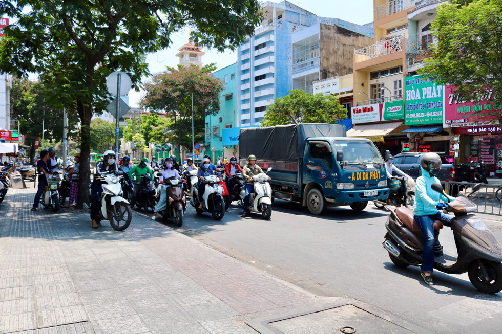 Người Sài Gòn chịu đựng nóng chưa từng có: Chống nóng ngộ nghĩnh, coi chừng phạm luật nguoi sai gon chiu dung nong chua tung co chong nong ngo nghinh coi chung pham luat