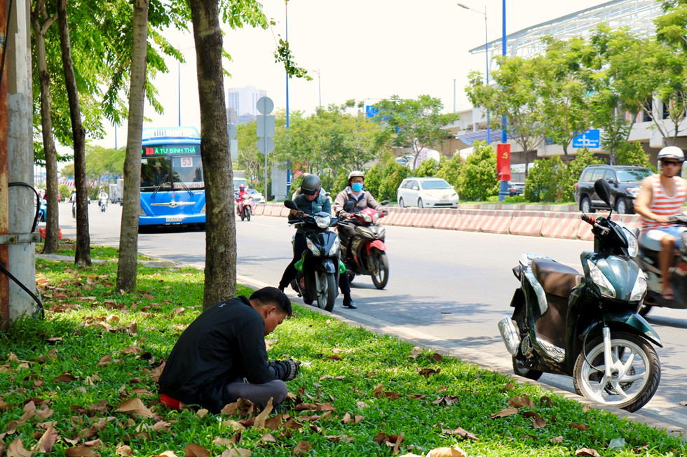 Người Sài Gòn chịu đựng nóng chưa từng có: Chống nóng ngộ nghĩnh, coi chừng phạm luật nguoi sai gon chiu dung nong chua tung co chong nong ngo nghinh coi chung pham luat