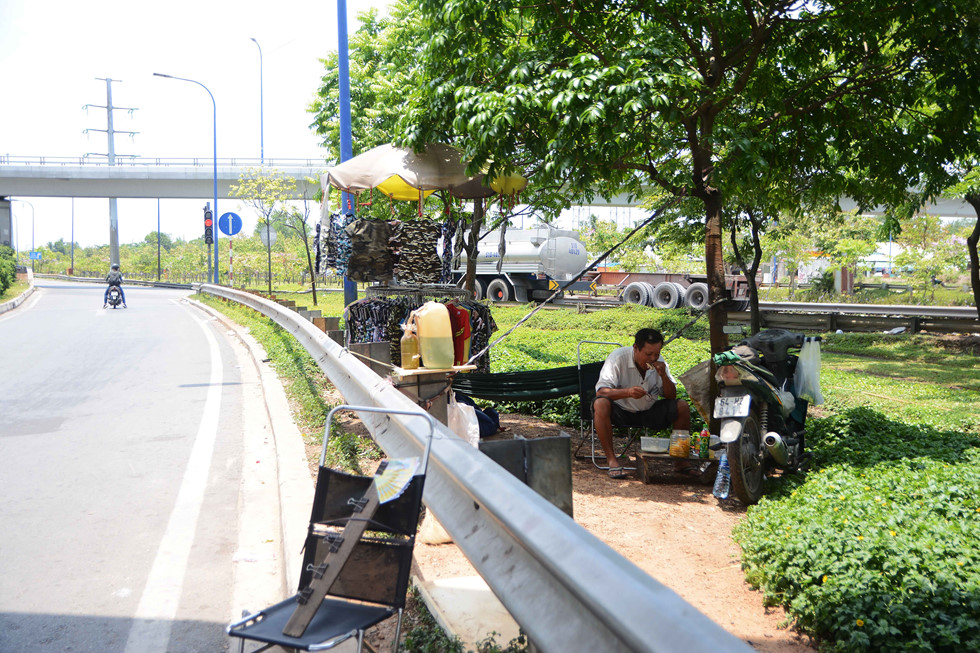 Người Sài Gòn chịu đựng nóng chưa từng có: Chống nóng ngộ nghĩnh, coi chừng phạm luật nguoi sai gon chiu dung nong chua tung co chong nong ngo nghinh coi chung pham luat