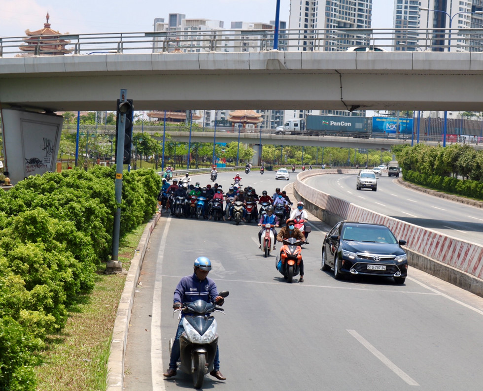 Người Sài Gòn chịu đựng nóng chưa từng có: Chống nóng ngộ nghĩnh, coi chừng phạm luật nguoi sai gon chiu dung nong chua tung co chong nong ngo nghinh coi chung pham luat