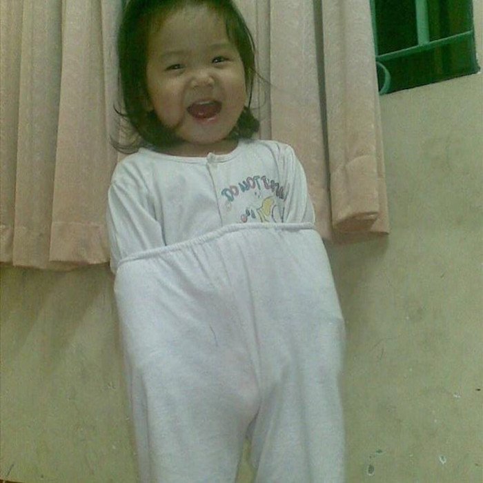 anh nhung em be lot thom trong chiec quan cua cha khien dan mang thich thu