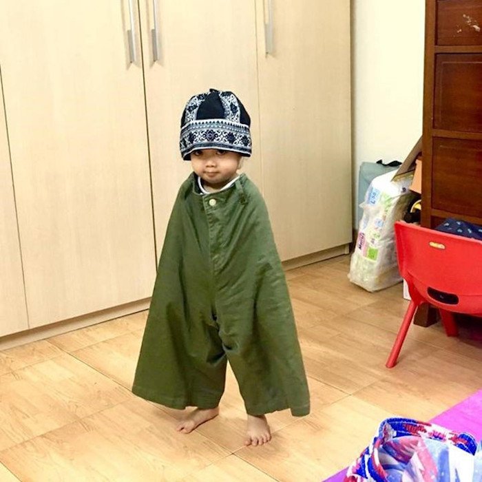 anh nhung em be lot thom trong chiec quan cua cha khien dan mang thich thu