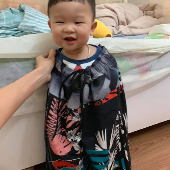 anh nhung em be lot thom trong chiec quan cua cha khien dan mang thich thu
