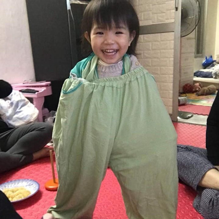 anh nhung em be lot thom trong chiec quan cua cha khien dan mang thich thu