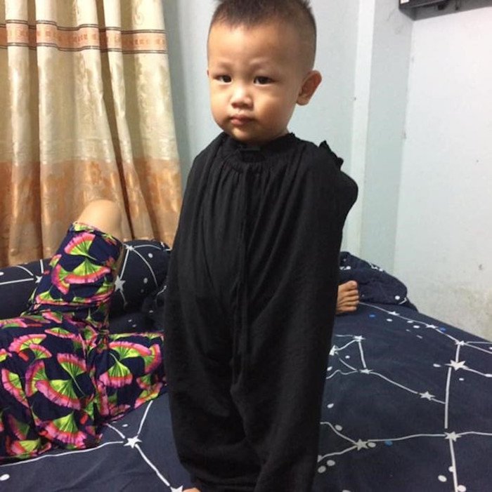 anh nhung em be lot thom trong chiec quan cua cha khien dan mang thich thu