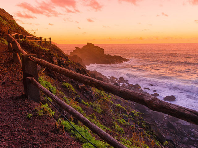 bien ngon hai dang thanh mot khach san sang chanh du khach xep hang dai de dang ky