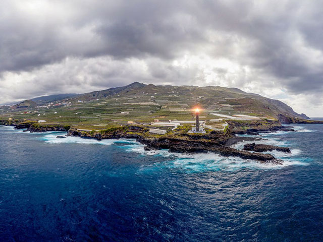 bien ngon hai dang thanh mot khach san sang chanh du khach xep hang dai de dang ky