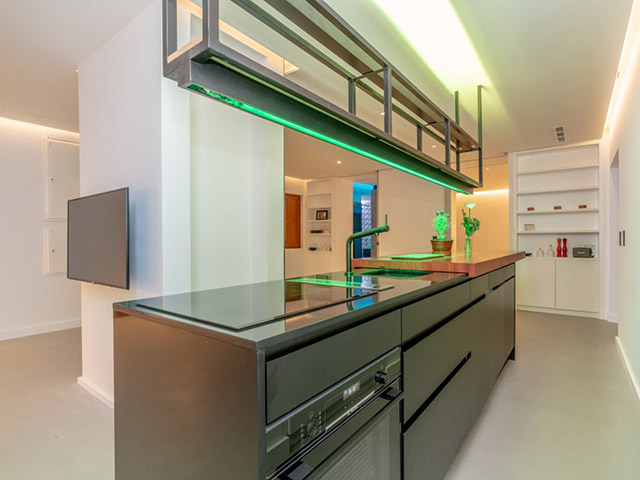 bien ngon hai dang thanh mot khach san sang chanh du khach xep hang dai de dang ky