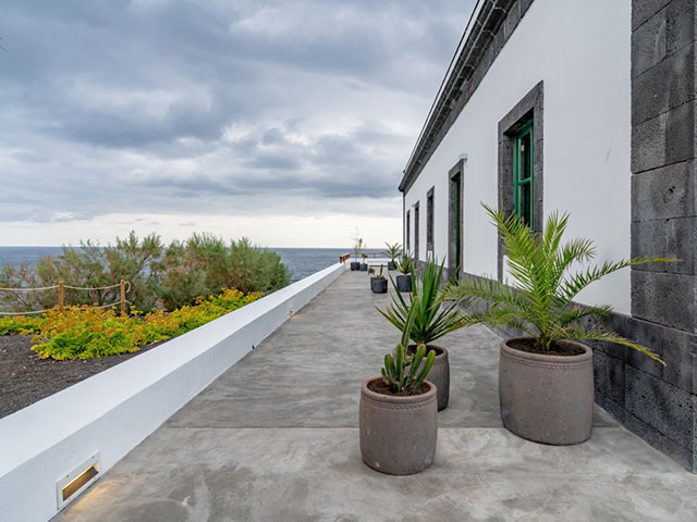 bien ngon hai dang thanh mot khach san sang chanh du khach xep hang dai de dang ky