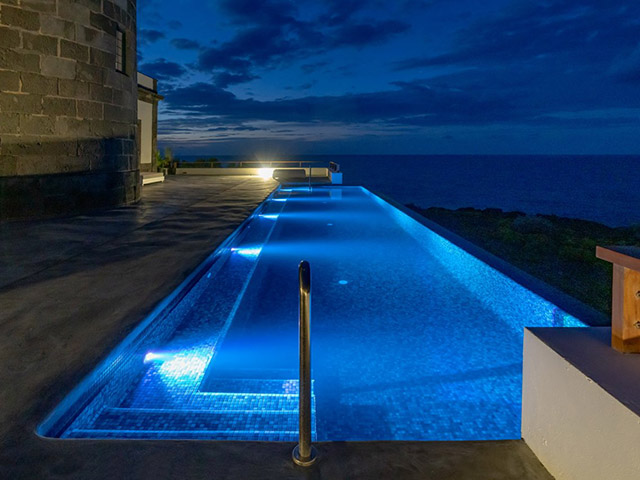 bien ngon hai dang thanh mot khach san sang chanh du khach xep hang dai de dang ky