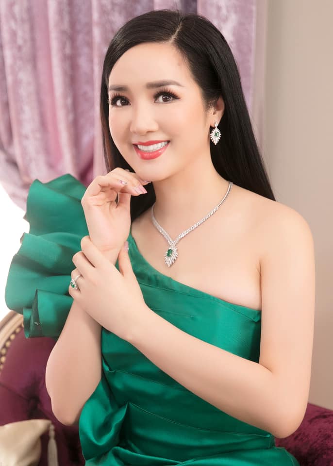 nhung hoa hau tuoi u50 van xinh dep nong bong bac nhat showbiz