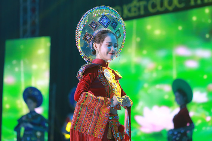 nu du hoc sinh lao gay an tuong voi dep thanh thien va biet 5 thu tieng