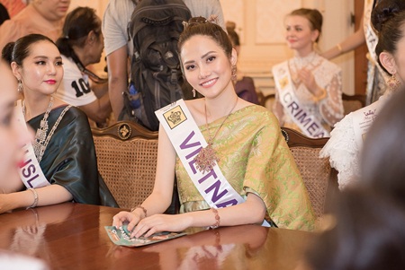 dai dien viet nam toa sang voi trang phuc thai lan tai miss tourism queen