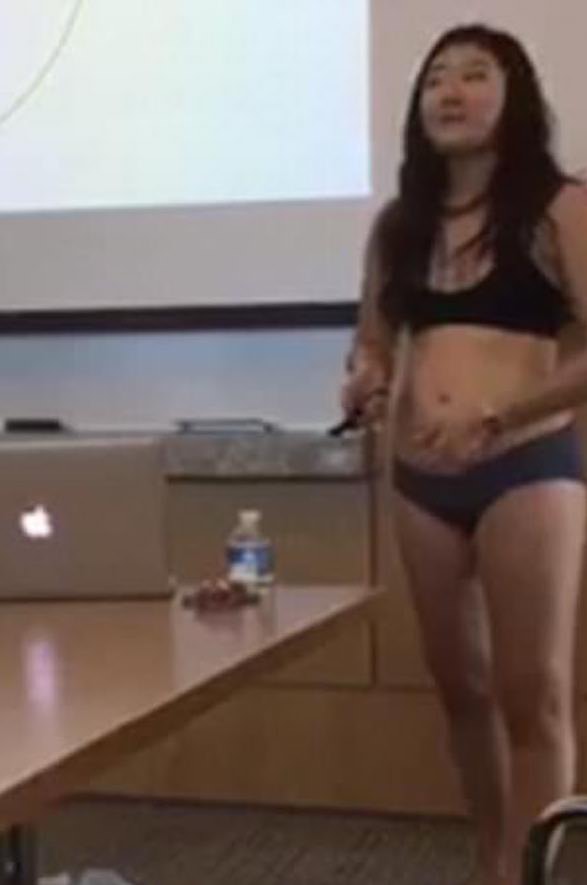 sinh vien coi bo het quan ao khi thuyet trinh luan van tot nghiep