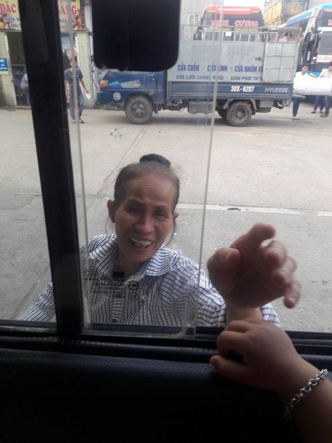 buc anh ba ngoai bin rin chia tay chau khien co gai nao lay chong xa cung chanh long