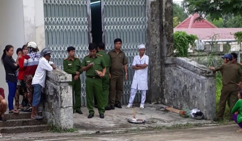 truy tim nghi can manh dong dam tu vong ban nhau truoc phong tro