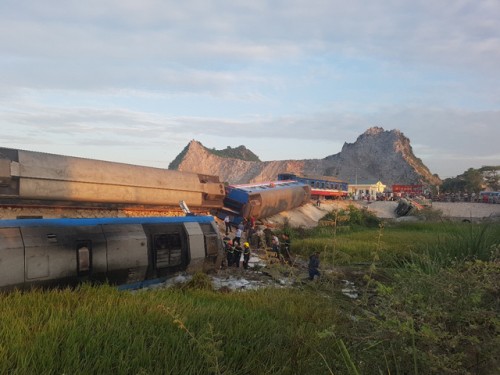 tau hoa dam xe tai cho da it nhat 10 nguoi thuong vong