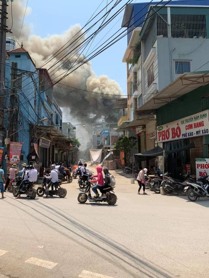 8 xuong moc o ha noi boc chay ngun ngut giua trua thieu rui hon 2000 m2 nha xuong