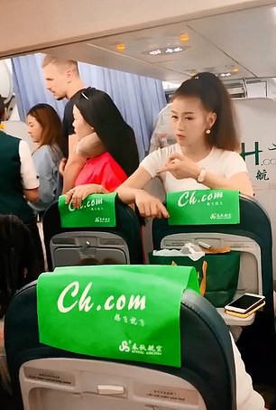 trung quoc me ngan may bay cat canh de cho con gai mua sam