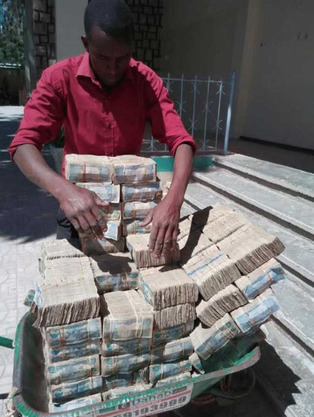 o noi nguoi dan di cho phai cho theo ca xe tai tien de mua do