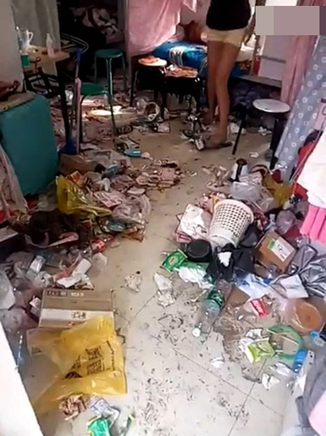 co gai xinh dep bi ban cung phong boc phot o ban kinh hoang