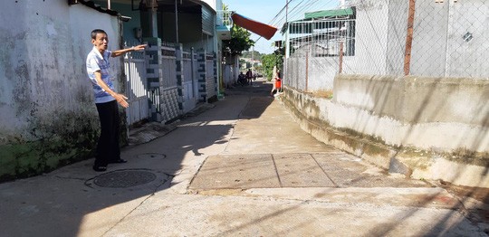 mot phu nu bi nuoc cuon tu vong giua pho