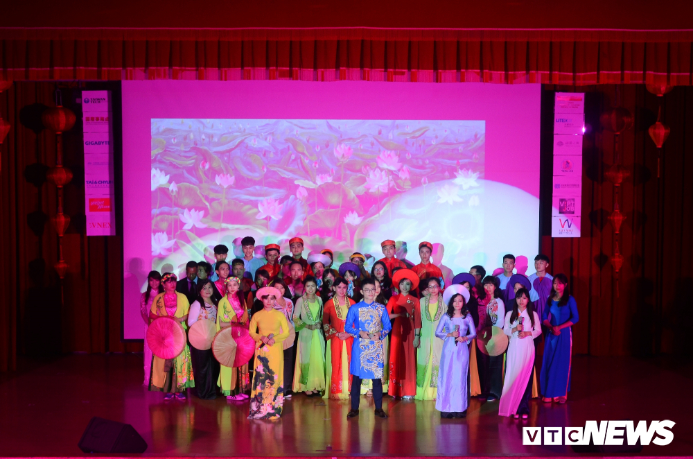 du hoc sinh viet mang van hoa am thuc nuoc nha toi ban be quoc te