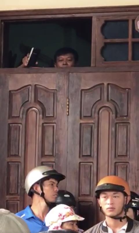 bat ngo truong cong an huyen bi hat nuoc phan lon