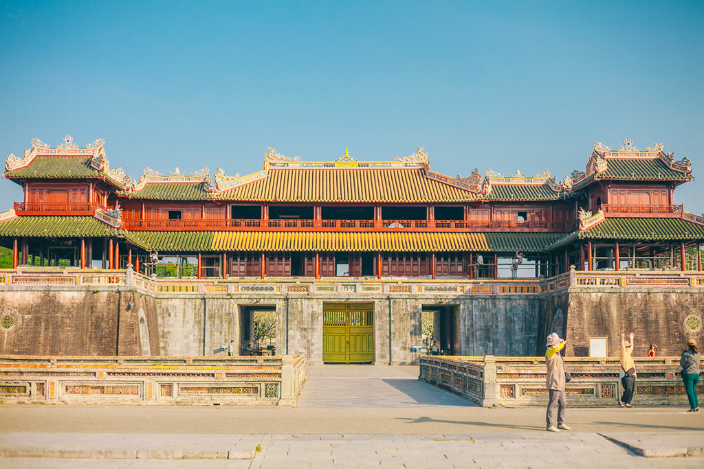 theo chan chang trai 9x an giang kham pha hue chi trong mot ngay