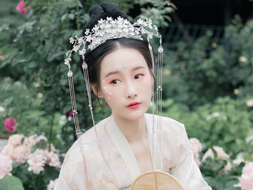 bi quyet cua vi hoang hau khong duoc vua sung ai van ngoi vung ngai vi 20 nam