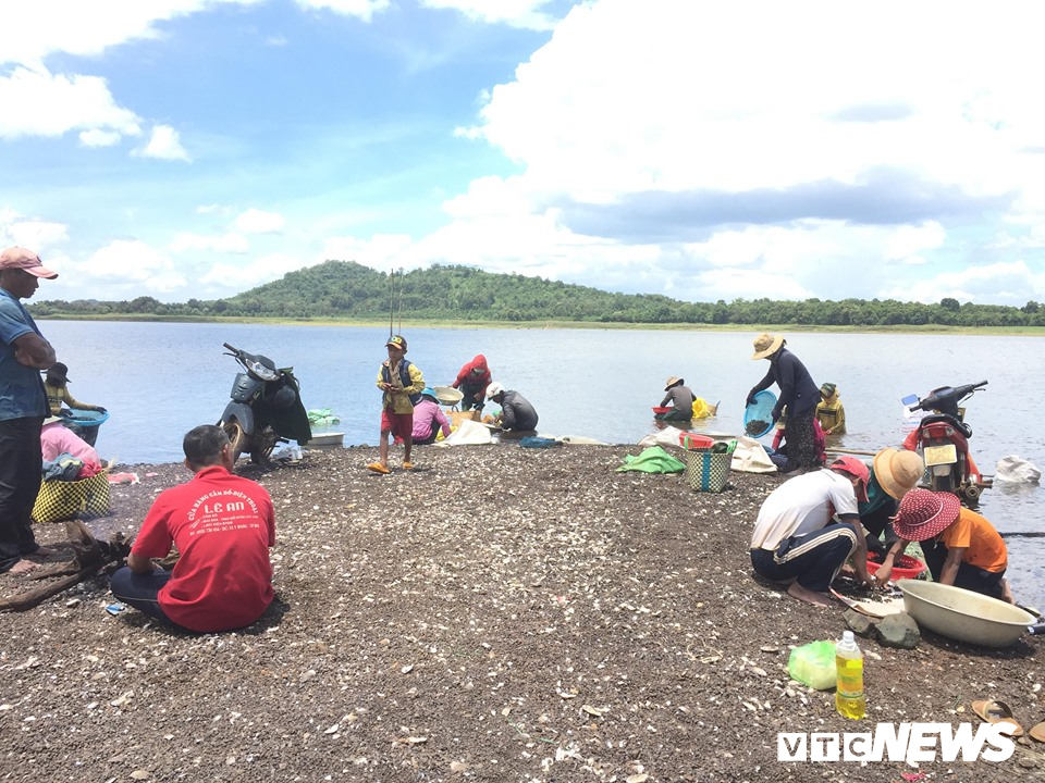 anh nhoc nhan muu sinh nghe cao hen tren ho ea kao dak lak