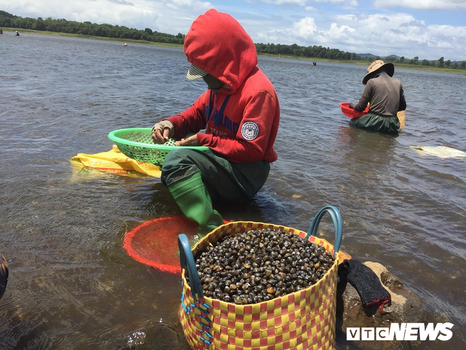 anh nhoc nhan muu sinh nghe cao hen tren ho ea kao dak lak