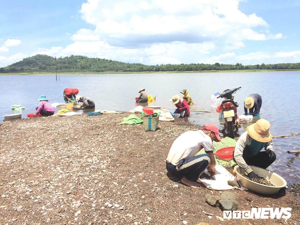 anh nhoc nhan muu sinh nghe cao hen tren ho ea kao dak lak