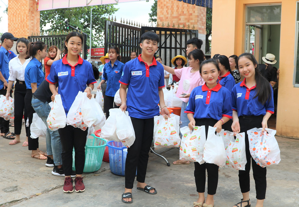 dong mai nhung hinh anh dep ve tinh nguyen tiep suc mua thi