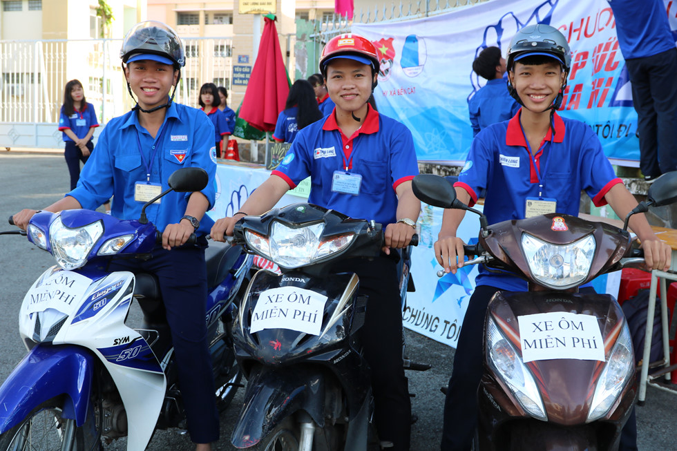 dong mai nhung hinh anh dep ve tinh nguyen tiep suc mua thi