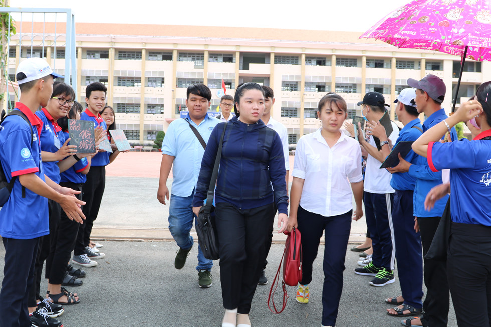 dong mai nhung hinh anh dep ve tinh nguyen tiep suc mua thi