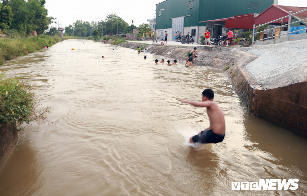 anh thanh thieu nien ru nhau giai nhiet o tram bom thuy loi giua ha noi