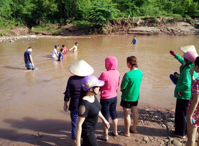 ru nhau di tam suoi dip nghi he be trai bi nuoc cuon troi