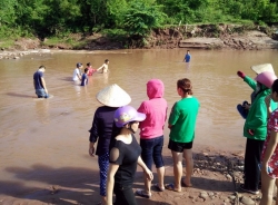 keo vo luc troi mua lon nguoi dan ong bi nuoc cuon troi tai ha noi