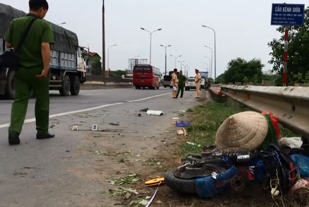 bi o to tong vang xa hang chuc met nguoi phu nu di xe dap dien chet tham tai cho