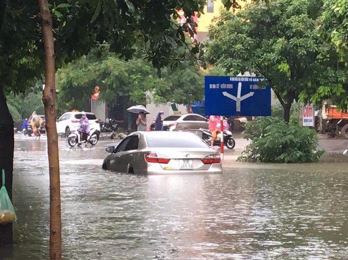 mua lon ngay cuoi tuan xe buyt boi giua pho ha noi