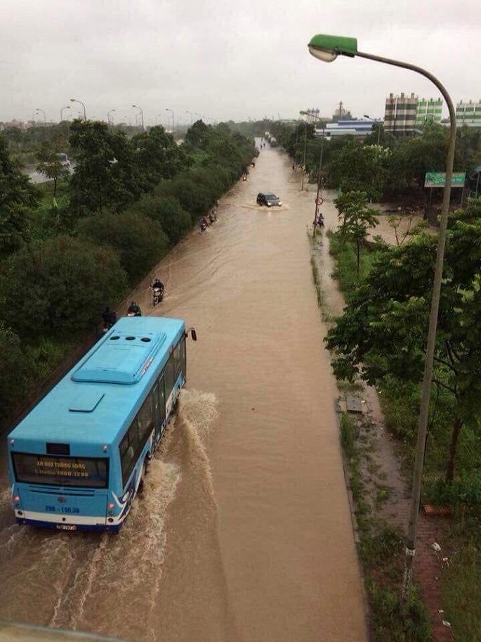 mua lon ngay cuoi tuan xe buyt boi giua pho ha noi