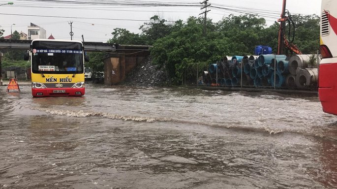 mua lon ngay cuoi tuan xe buyt boi giua pho ha noi