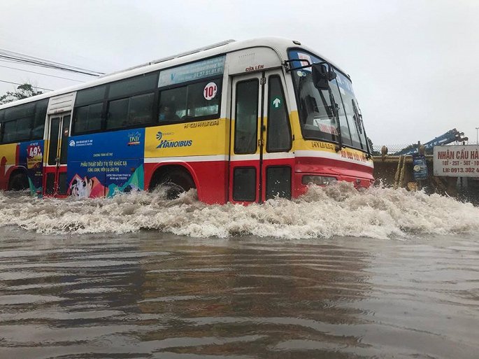 mua lon ngay cuoi tuan xe buyt boi giua pho ha noi