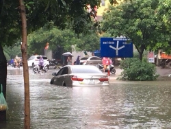 nhung khoanh khac cuoi ra nuoc mat ngay ha noi ngap lut